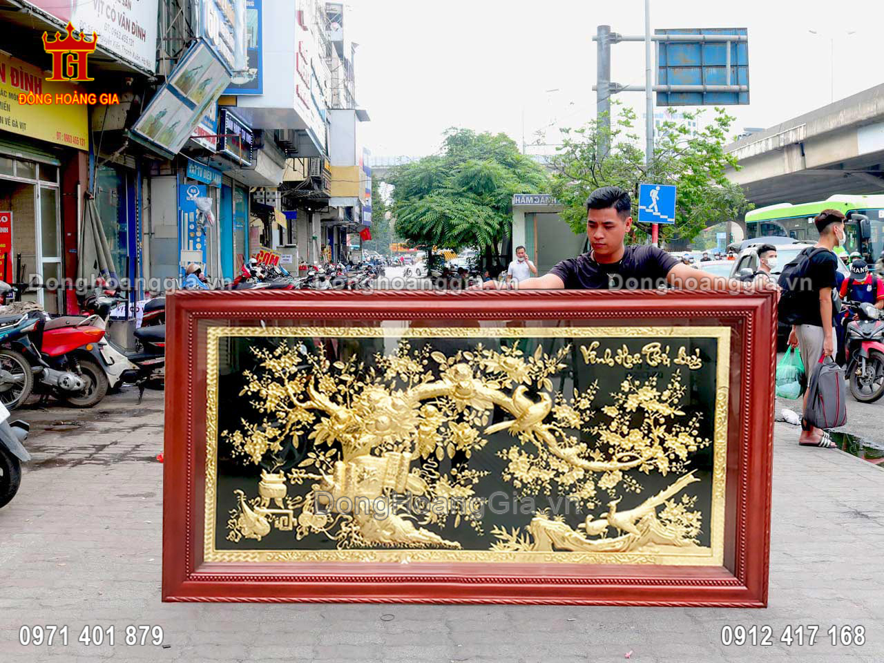 Tranh vinh hoa phú quý mạ vàng 24K là dòng sản phẩm tranh đồng cao cấp tại Hoàng Gia